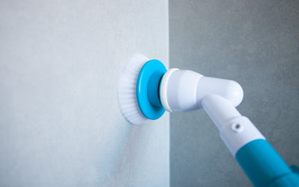 Sladdlös spinnskurmaskin på stav med tillbehör