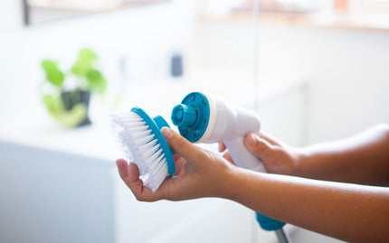 Sladdlös spinnskurmaskin på stav med tillbehör