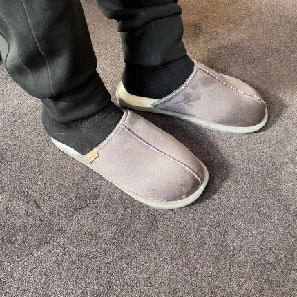 Hjemmesko til herre i brun/grå farve og med den ultimative komfort indeni.