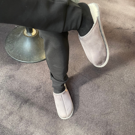 Hjemmesko til herre i brun/grå farve og med den ultimative komfort indeni.