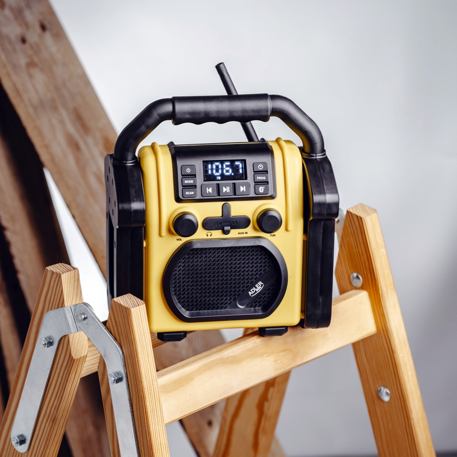 Robust konstruktionsradio med Bluetooth och laddningsfunktion