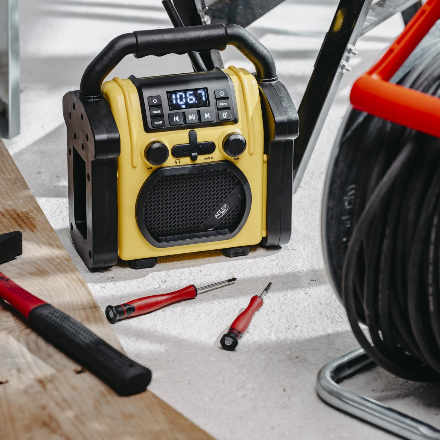 Robust konstruktionsradio med Bluetooth och laddningsfunktion