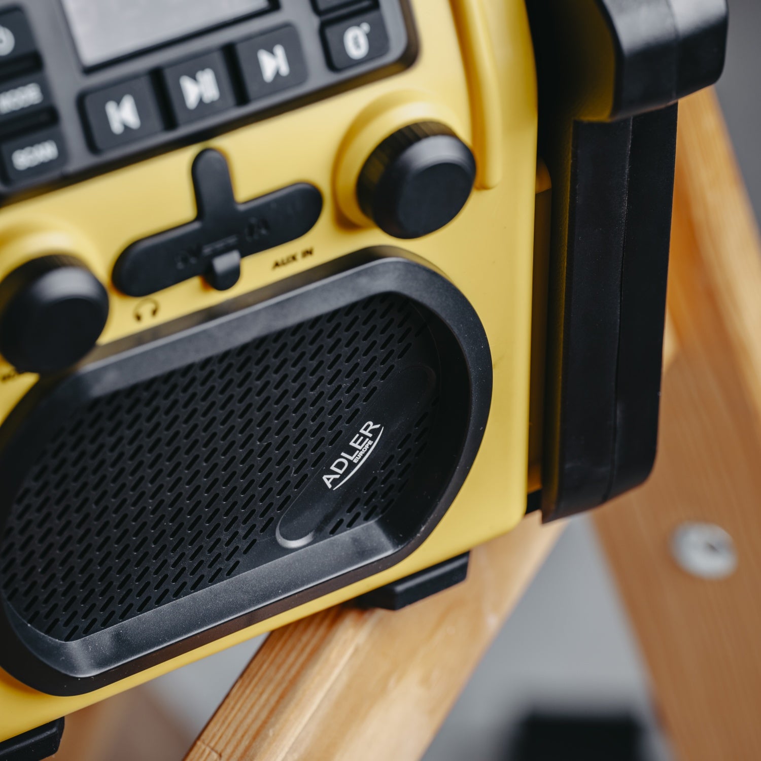 Robust konstruktionsradio med Bluetooth och laddningsfunktion