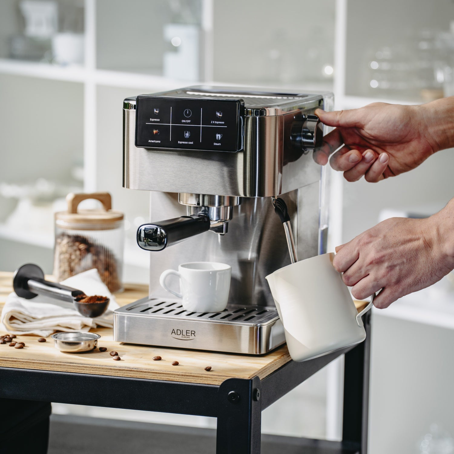 Espressomaskin 20 bar med mjölkskummare & touchskärm