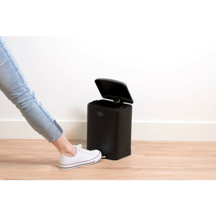 Dirt Devil pedalbehållare med mjukstängning - Finns i 6, 12 och 30 liter (svart)