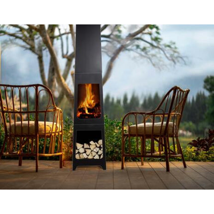 Pejs i Sort Metal med Skorsten – Skab Hygge og Varme i Haven