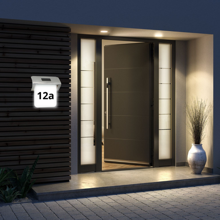 Grundig Solcellsdriven husnummerskylt: Tydlig och miljövänlig belysning för ditt hem