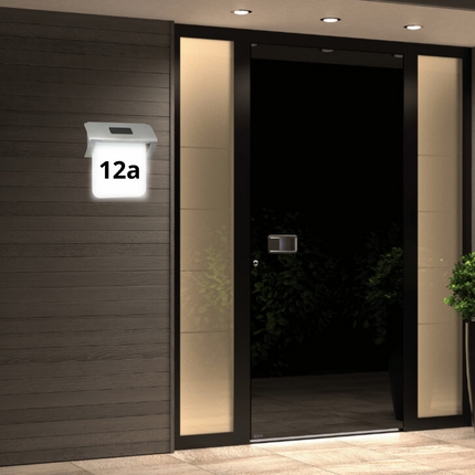 Grundig Solcellsdriven husnummerskylt: Tydlig och miljövänlig belysning för ditt hem