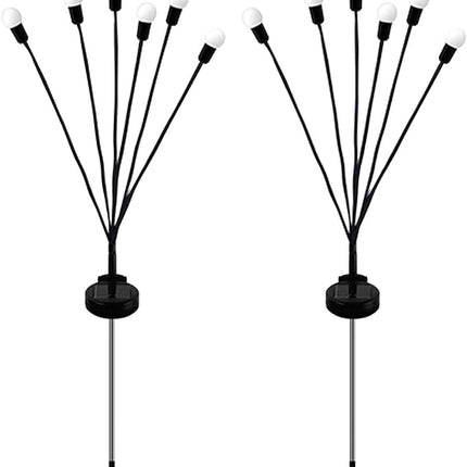 Eldflugor på solceller för trädgården, svänger i vinden.