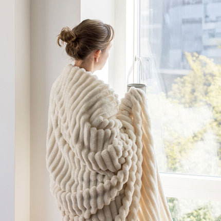 Fluffig pläd i off-white – Ultramjuk lyx