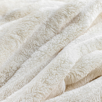Fluffig pläd i off-white – Ultramjuk lyx