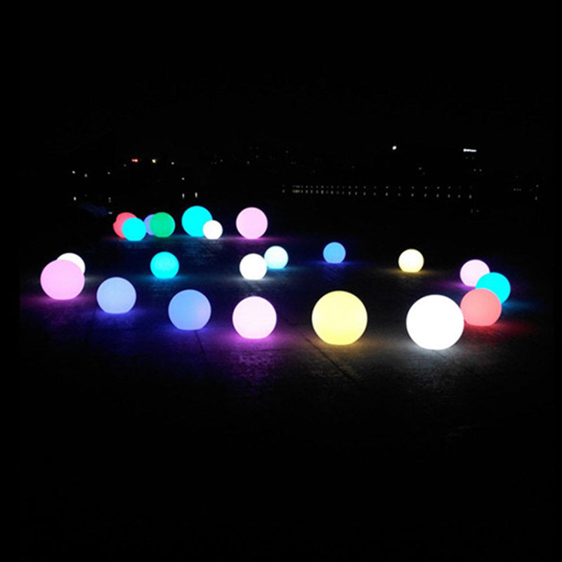 LED-kugle lampe, 50 cm diameter, genopladelig via solcellepanel  - Lyser i flere farver RGB
