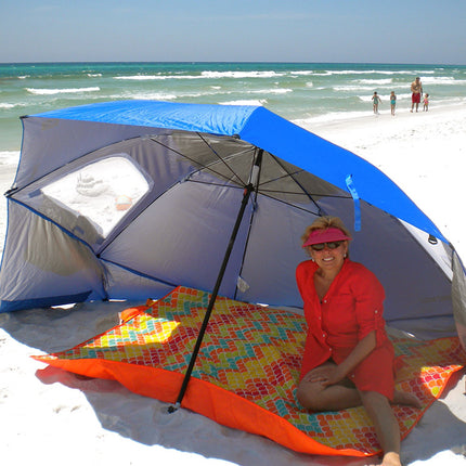 Strandparasol stor model, beskytter både mod sol og vind.
