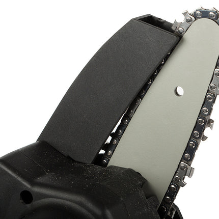 Liten sladdlös motorsåg – perfekt för trädgården och gränden