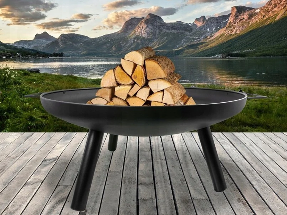 Havepejs med trefod og grillrist – elegant bålsted til haven