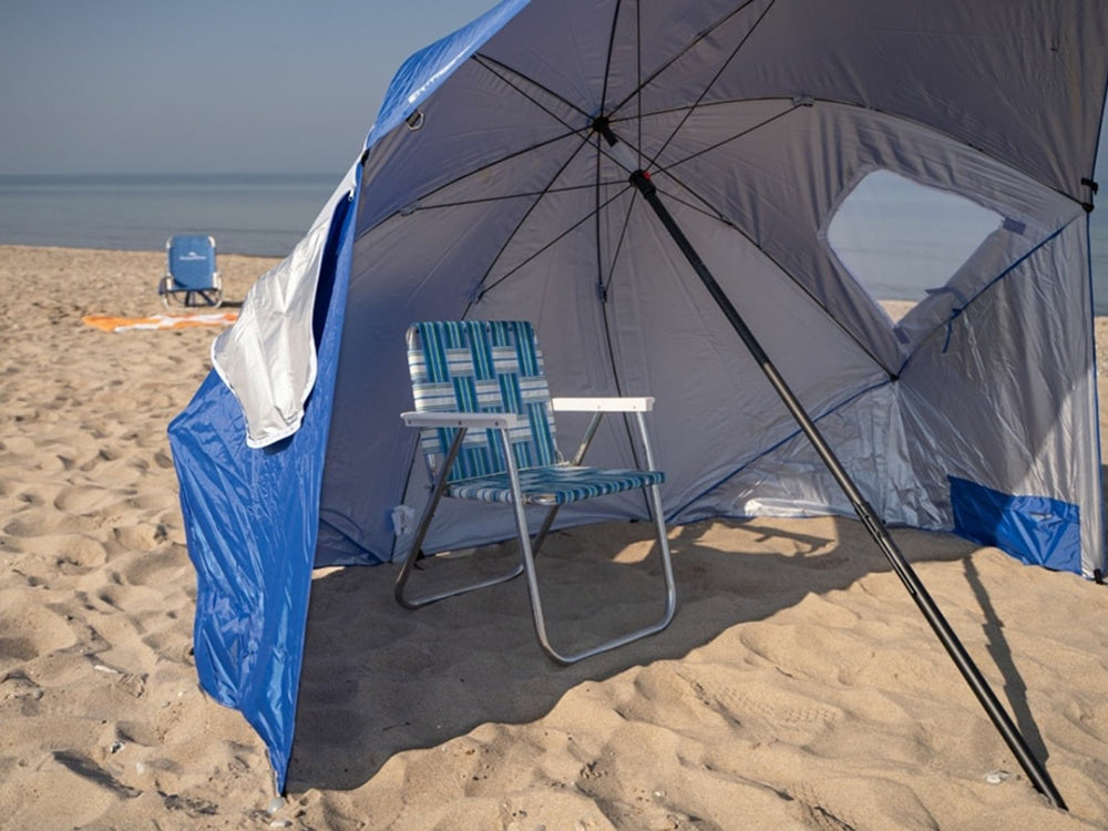 Strandparasol stor model, beskytter både mod sol og vind.
