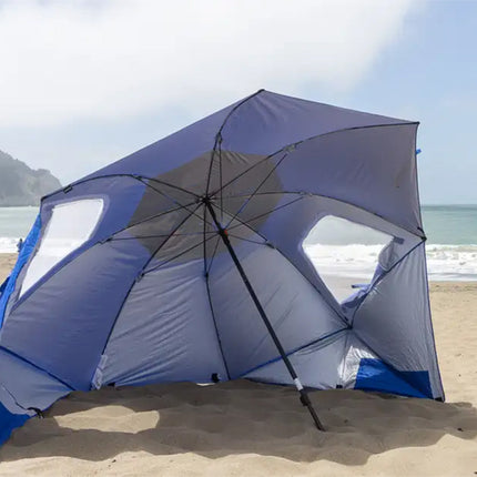 Strandparasol stor model, beskytter både mod sol og vind.