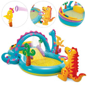 Dinoland Vandlegeplads med Rutsjebane, Springvand og 6 Bolde – 302 x 229 x 112 cm