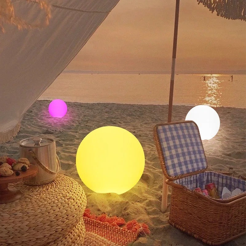 LED-kugle lampe, 50 cm diameter, genopladelig via solcellepanel  - Lyser i flere farver RGB