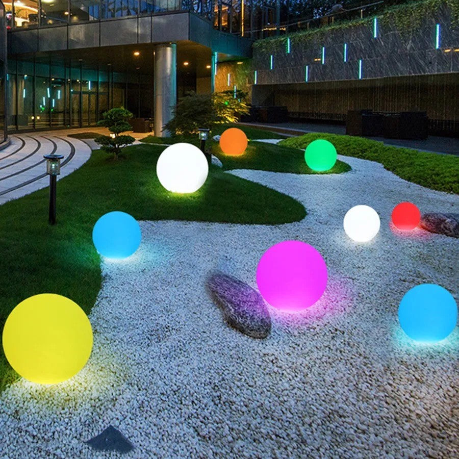 LED-kugle lampe, 50 cm diameter, genopladelig via solcellepanel  - Lyser i flere farver RGB