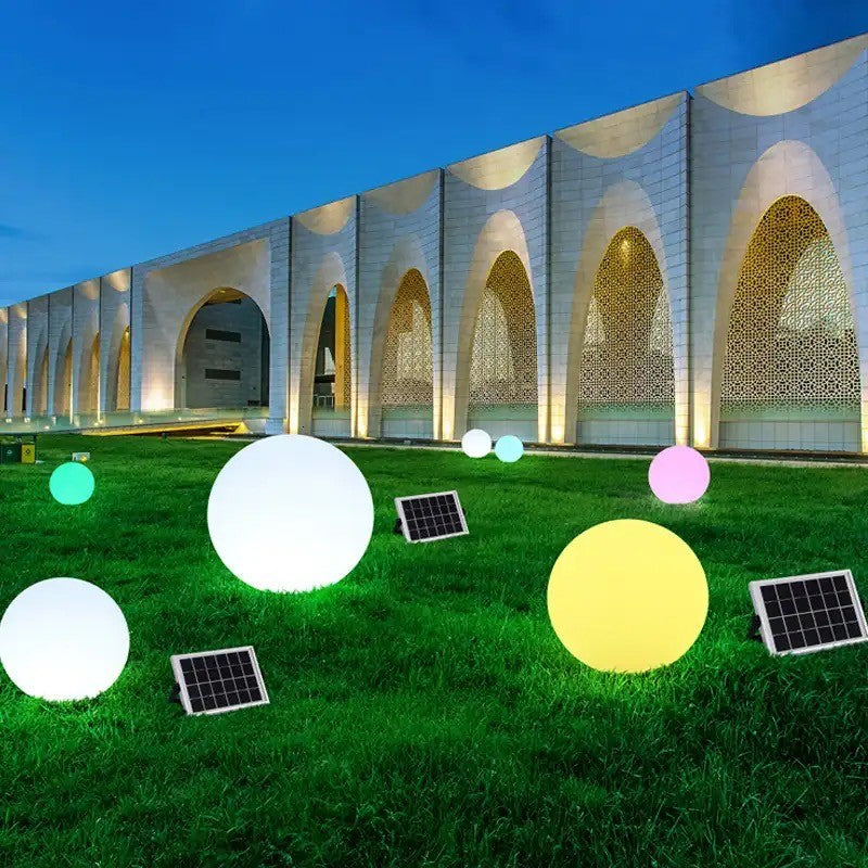 LED-kugle lampe, 50 cm diameter, genopladelig via solcellepanel  - Lyser i flere farver RGB