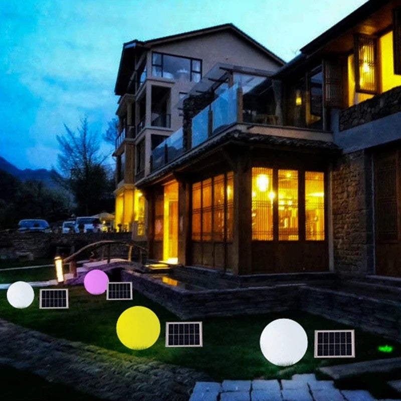 LED-kugle lampe, 50 cm diameter, genopladelig via solcellepanel  - Lyser i flere farver RGB