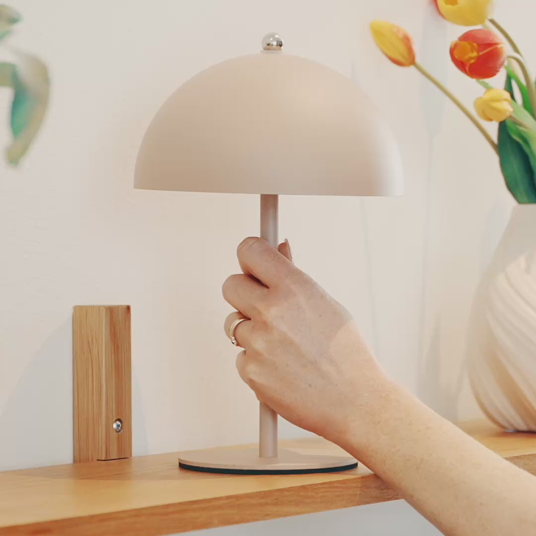 Indlæs video: Touch Bordlampe – Trådløs LED Bordlampe med Dæmper i Sort eller Creme