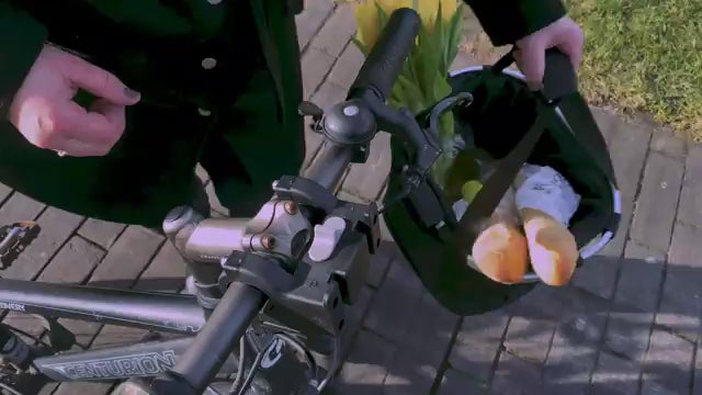 Läs in video: Stor cykelkorg med handtag och vattentät stängning